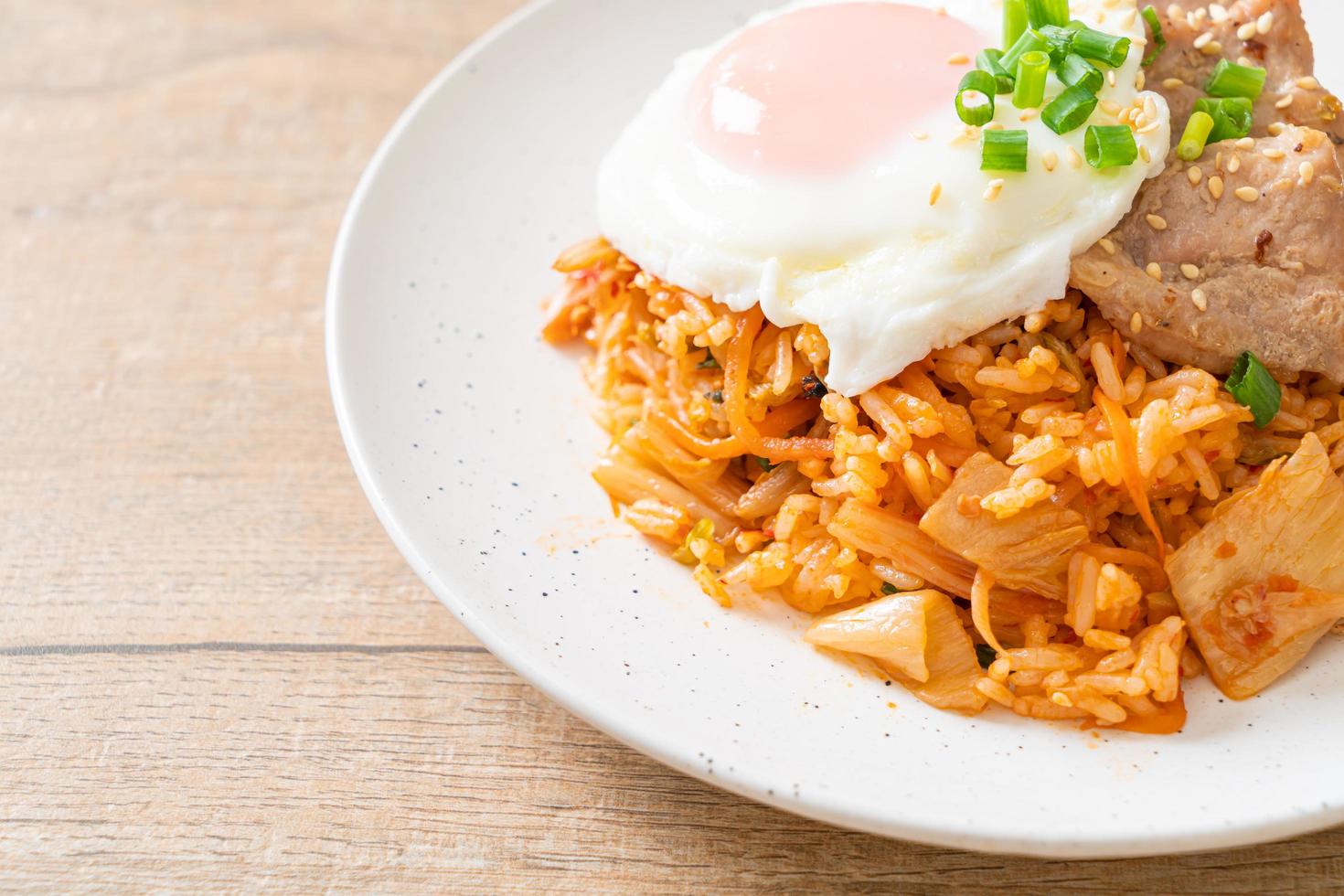 arroz frito con kimchi con huevo frito y cerdo foto