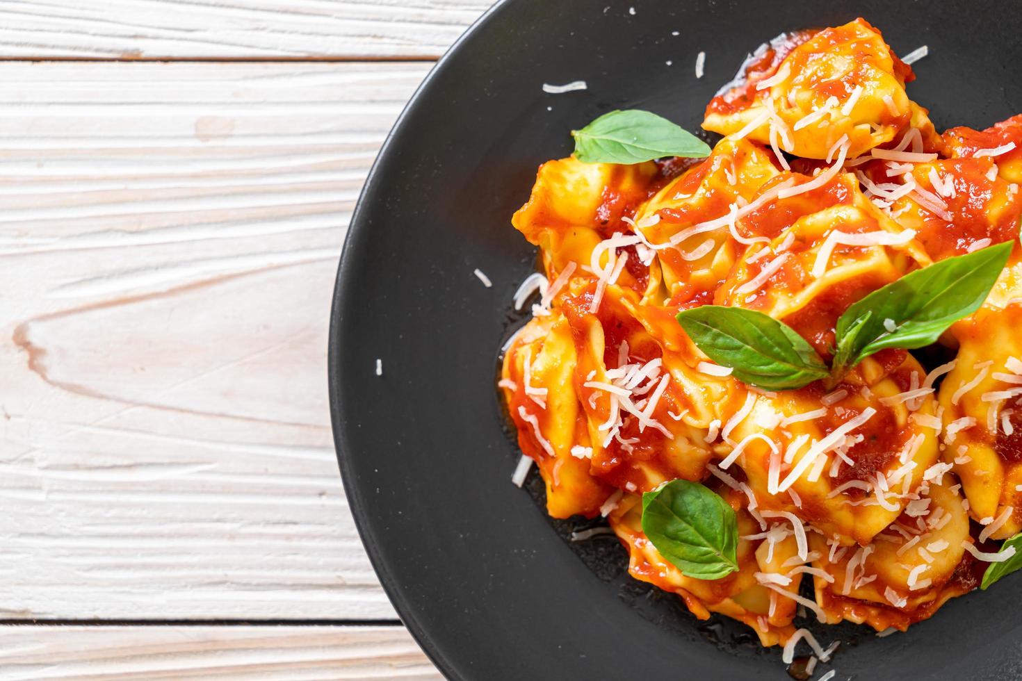 pasta tortellini italiano con salsa de tomate foto