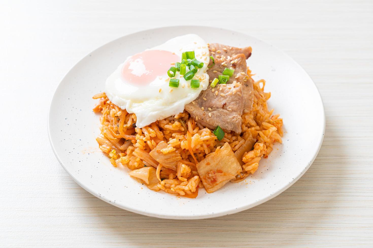 arroz frito con kimchi con huevo frito y cerdo foto