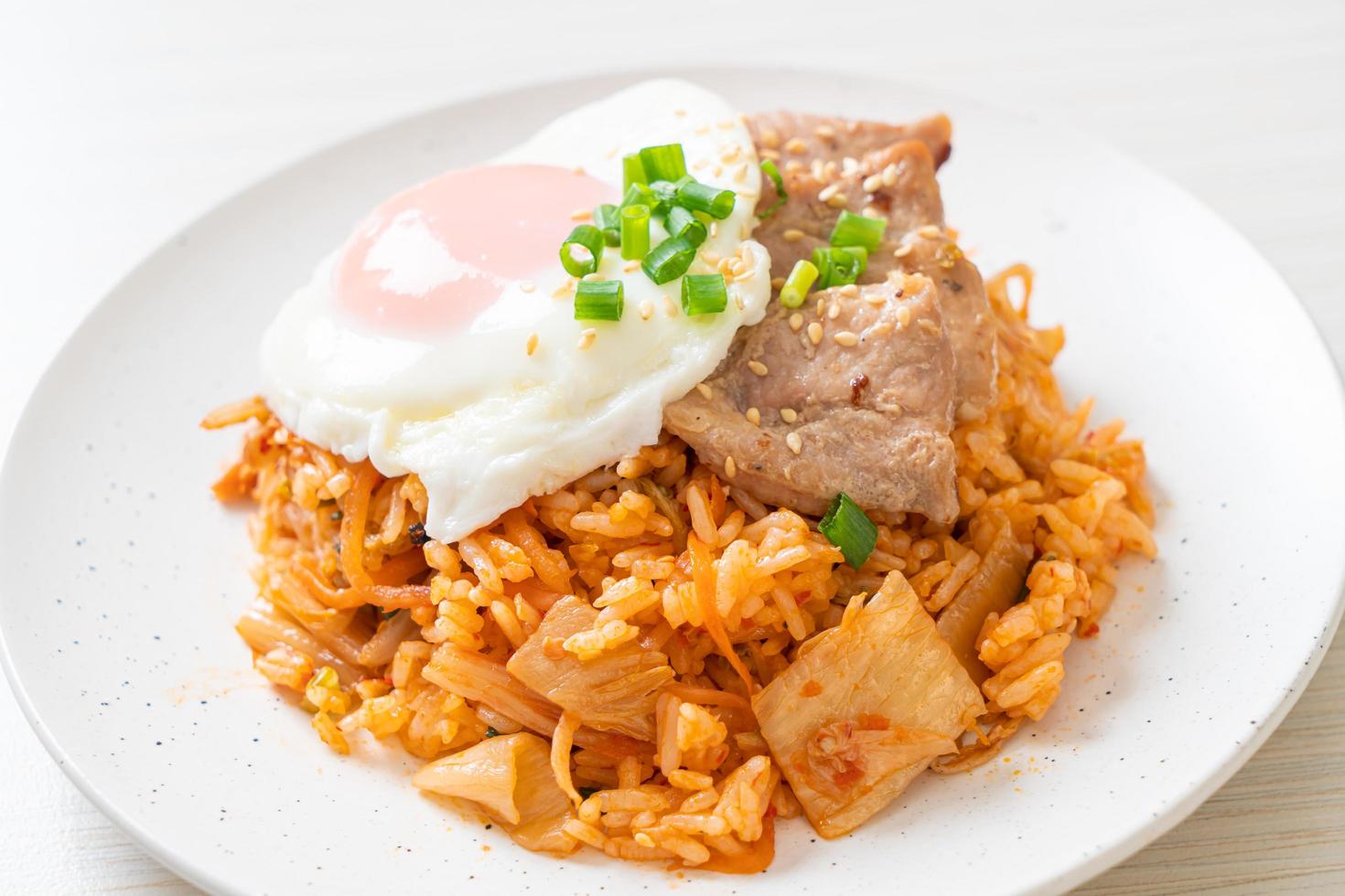 arroz frito con kimchi con huevo frito y cerdo foto