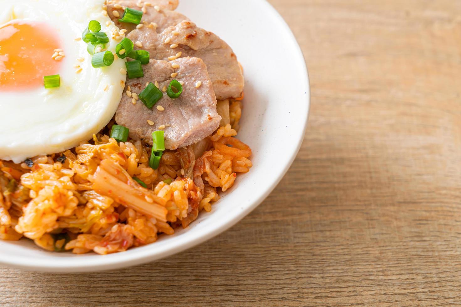 arroz frito con kimchi con huevo frito y cerdo foto