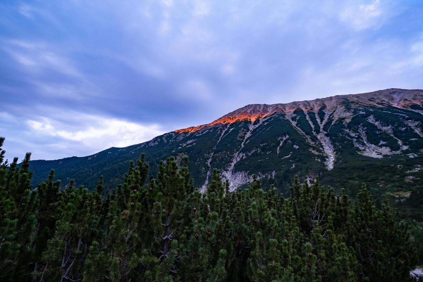 paisaje con montañas en bulgaria foto