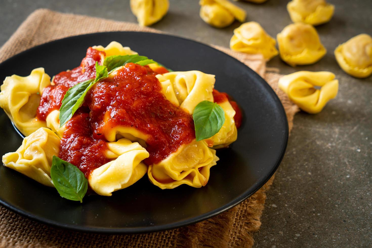 pasta tortellini italiano con salsa de tomate foto