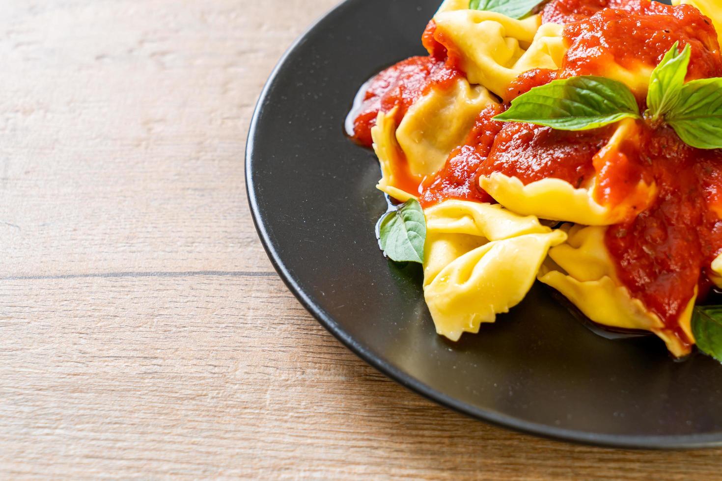 pasta tortellini italiano con salsa de tomate foto