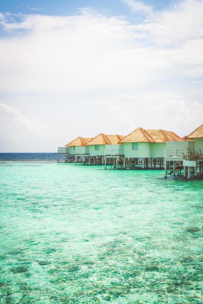 Hermoso hotel tropical resort de Maldivas e isla con playa y mar foto