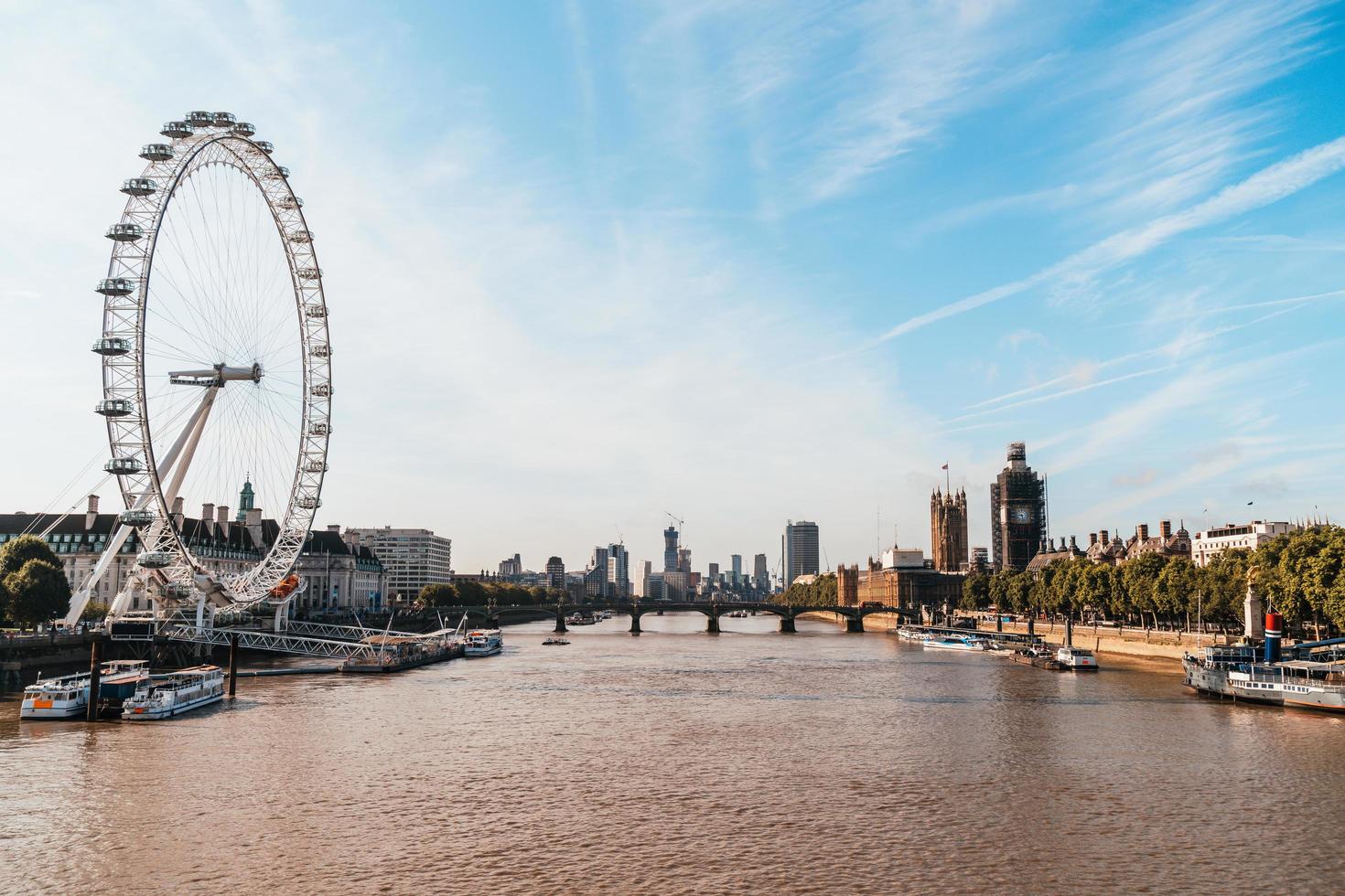 Big Ben y el puente de Westminster en Londres, Reino Unido foto