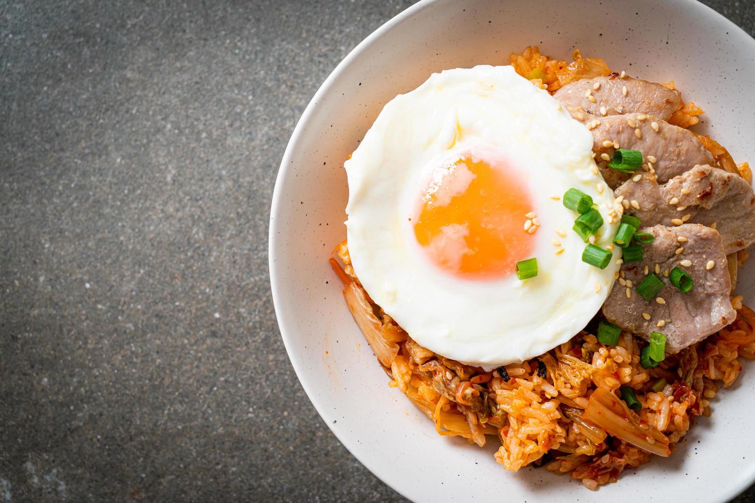 arroz frito con kimchi con huevo frito y cerdo foto