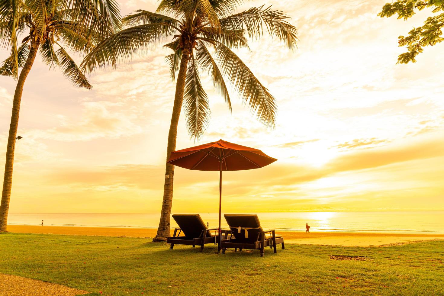 sombrilla con silla con fondo de playa de mar y amanecer en la mañana foto
