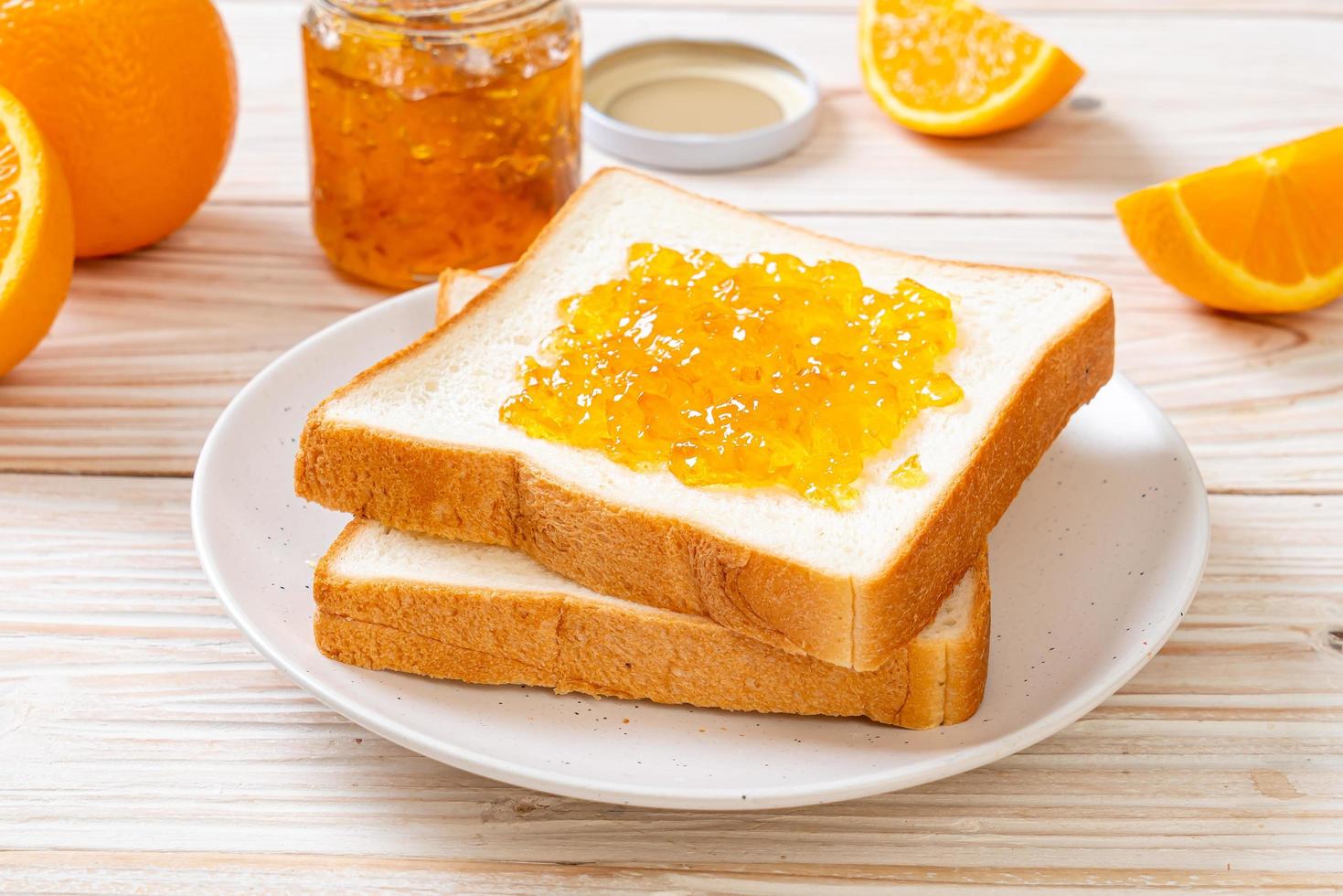 rebanadas de pan con mermelada de naranja foto