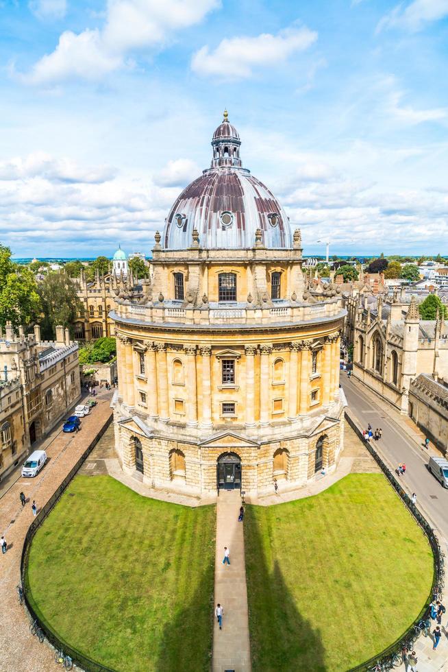 Oxford, Reino Unido - 29 de agosto de 2019 - Vista elevada de la cámara Radcliffe y los edificios circundantes, Oxford, Oxfordshire, Inglaterra, Reino Unido. foto