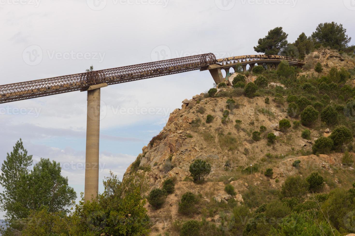 cinta transportadora de un kilómetro de longitud para el transporte de piedras desde la cantera hasta la planta foto