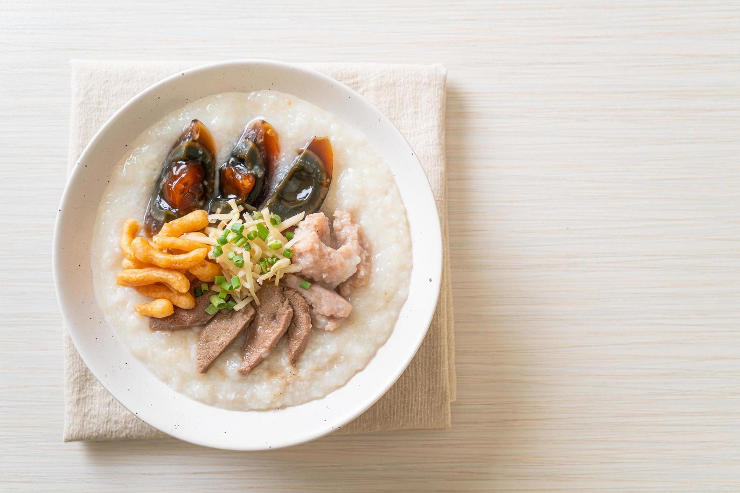 congee de cerdo o papilla con cerdo foto