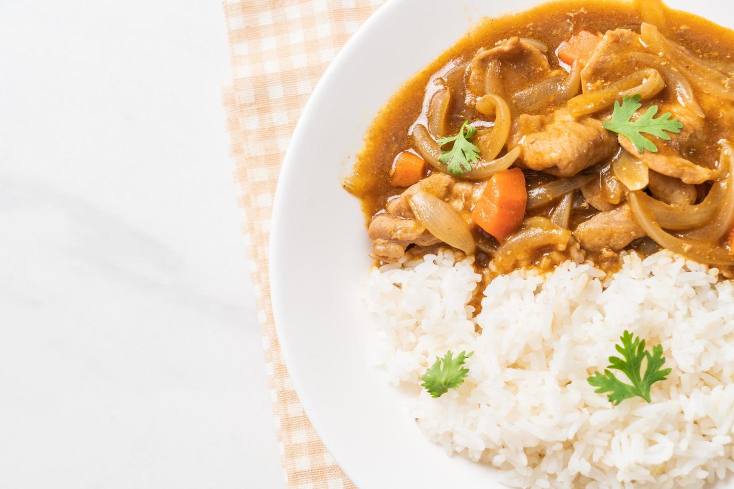 arroz al curry japonés con rodajas de cerdo, zanahoria y cebolla foto