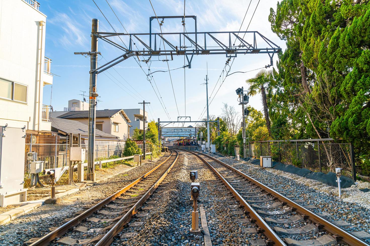 ferrocarril japonés con un tren que atraviesa la ciudad de Kioto. foto