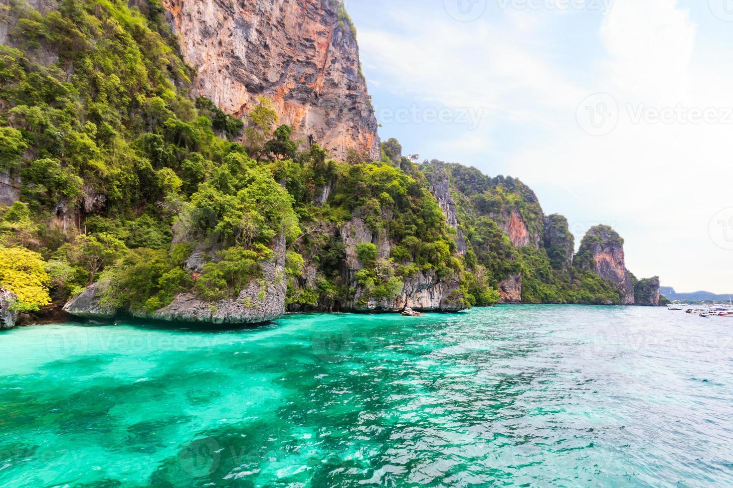 bahía de los monos en la isla de phi phi. phuket. tailandia foto