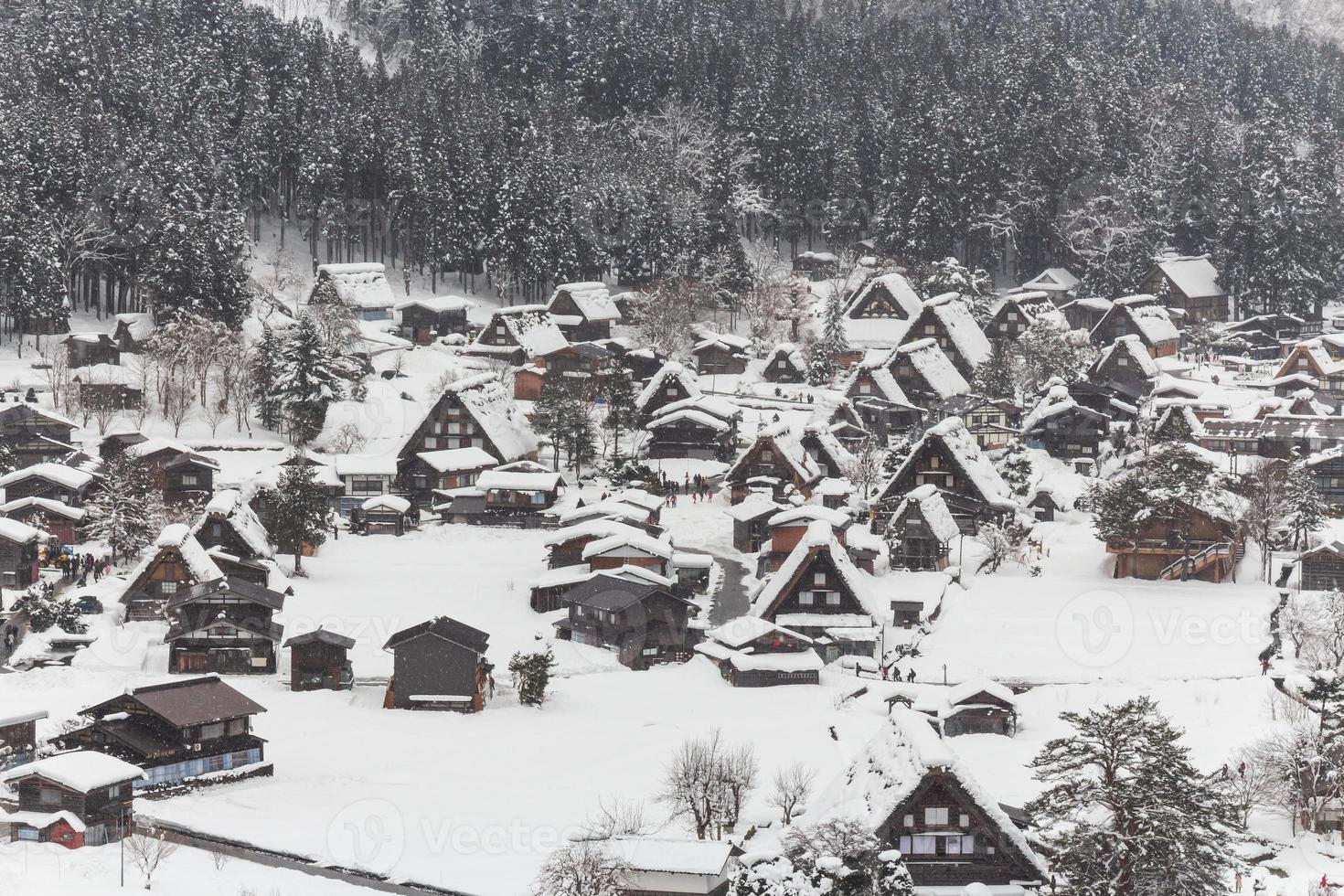 pueblo de shirakawago con nieve caída en invierno. hito de gifu, takayama, japón. paisaje del punto de vista foto