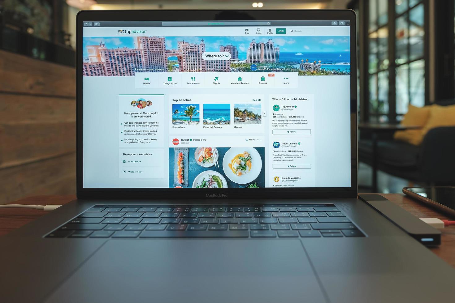 chiang mai, tailandia 2019: macbook pro con el sitio web de tripadvisor en la pantalla foto