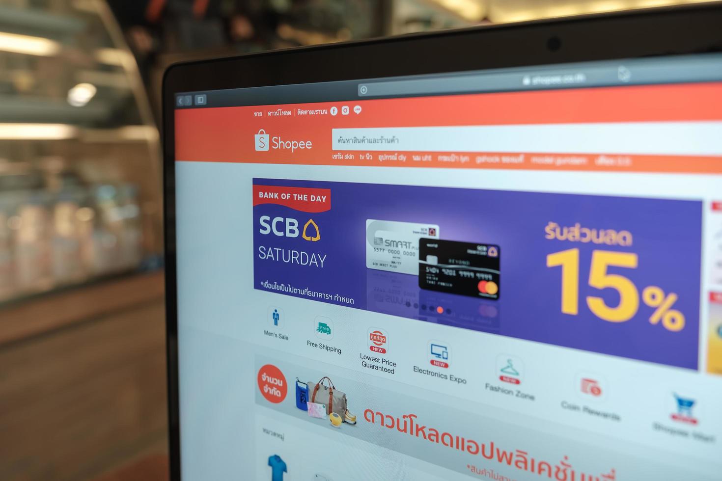 chiang mai, tailandia 2019- macbook pro con el sitio web shopee en la pantalla foto