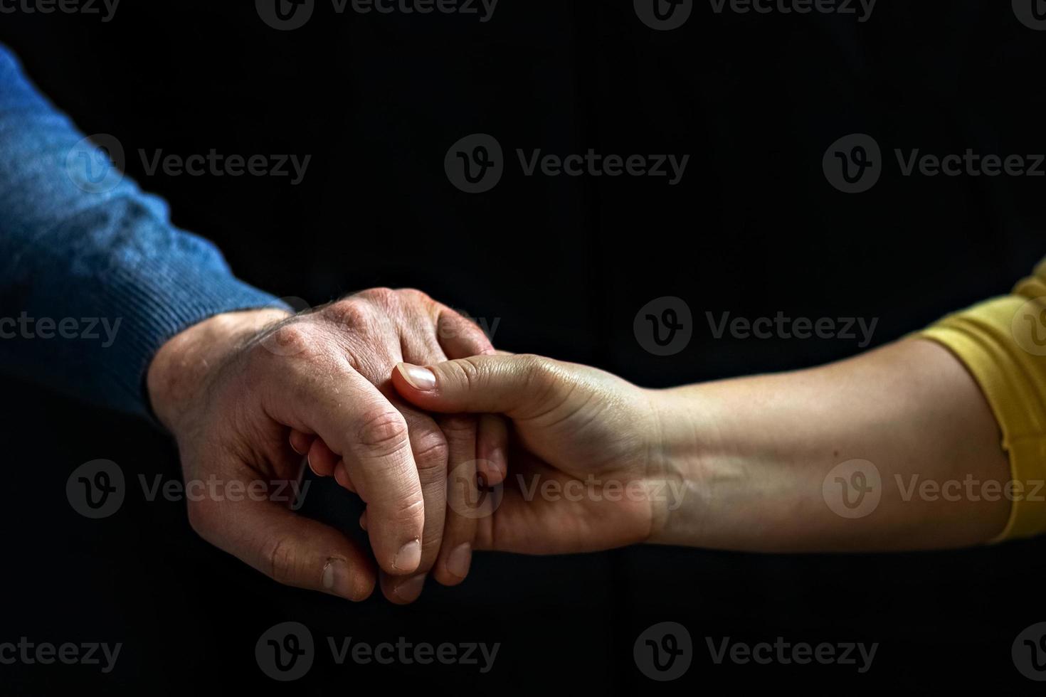 pareja joven tomados de la mano mostrando amor y cuidado, marido y mujer están tiernamente juntos, mostrando apoyo y comprensión foto