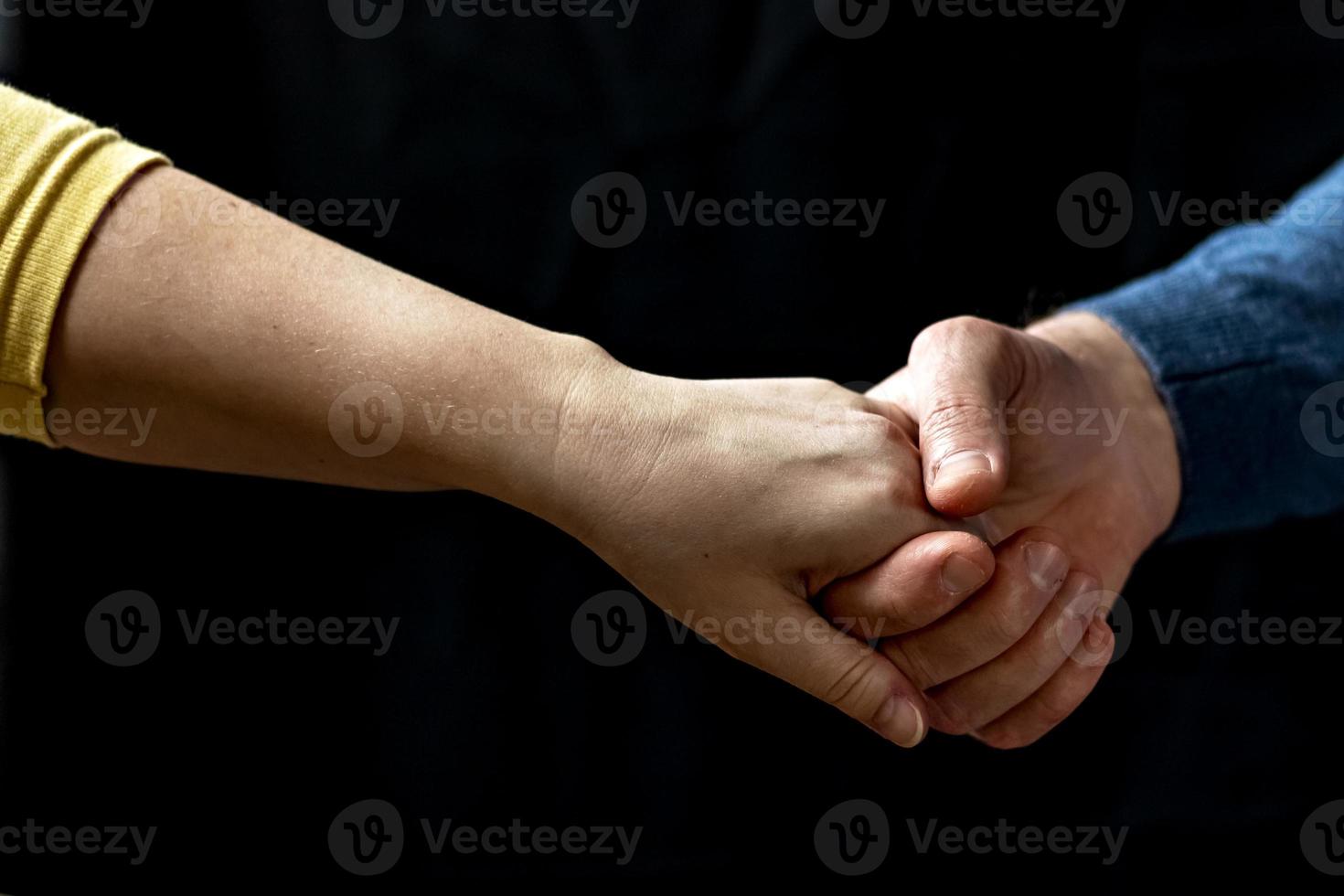 pareja joven tomados de la mano mostrando amor y cuidado, marido y mujer están tiernamente juntos, mostrando apoyo y comprensión foto