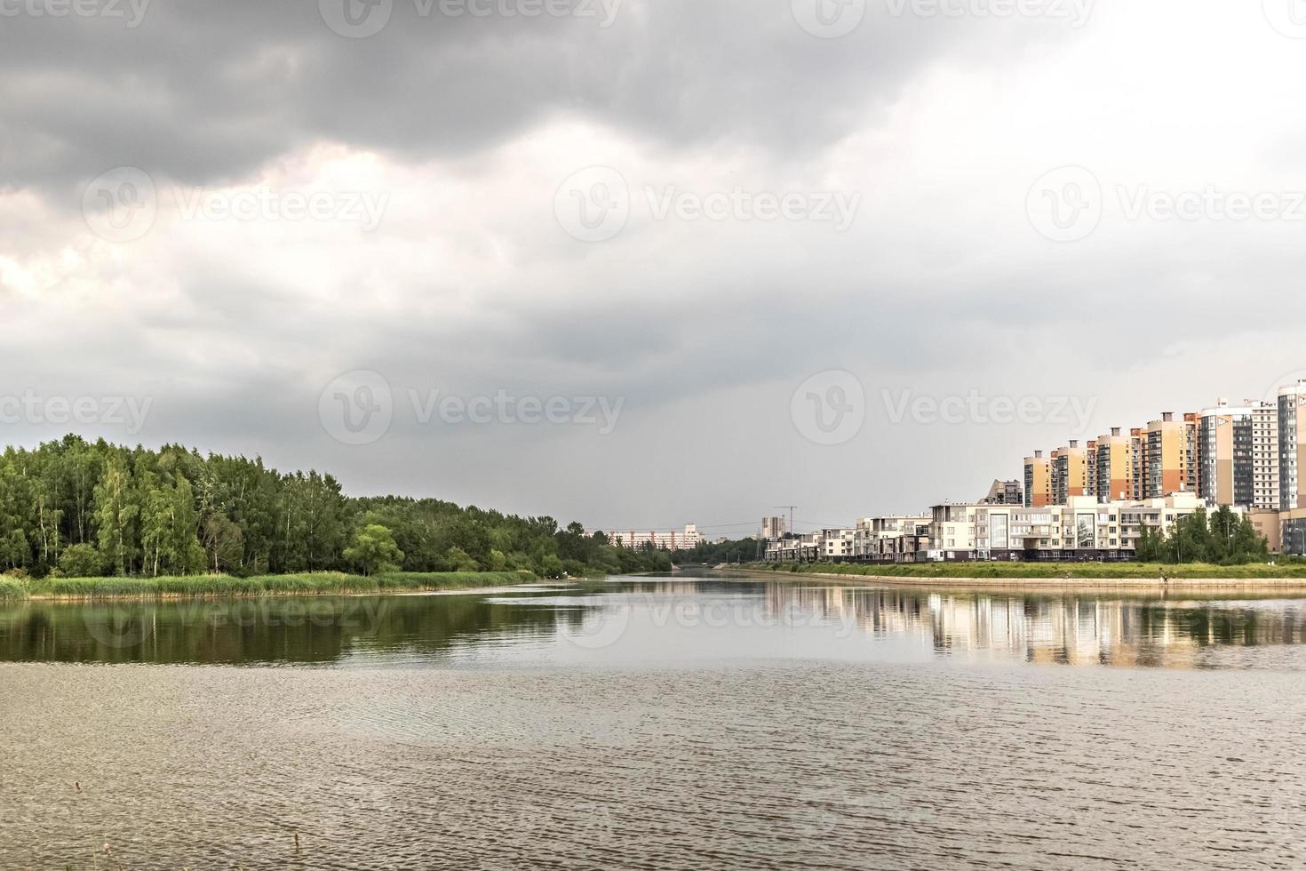 la costa del golfo de finlandia con edificios modernos. isla y parque en el horizonte foto