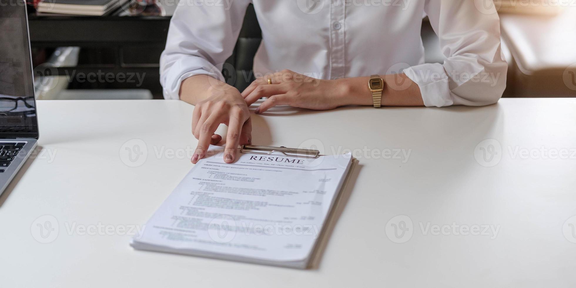 solicitud de empleo y concepto de entrevistas, la mujer espera un currículum y un reclutador considerando la solicitud, el gerente de recursos humanos toma la decisión de contratación. foto