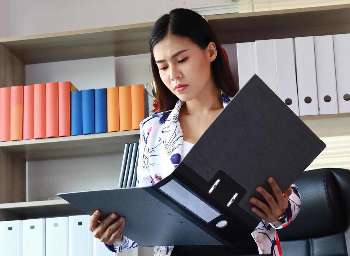 mujer de negocios mirando las ganancias de la empresa foto