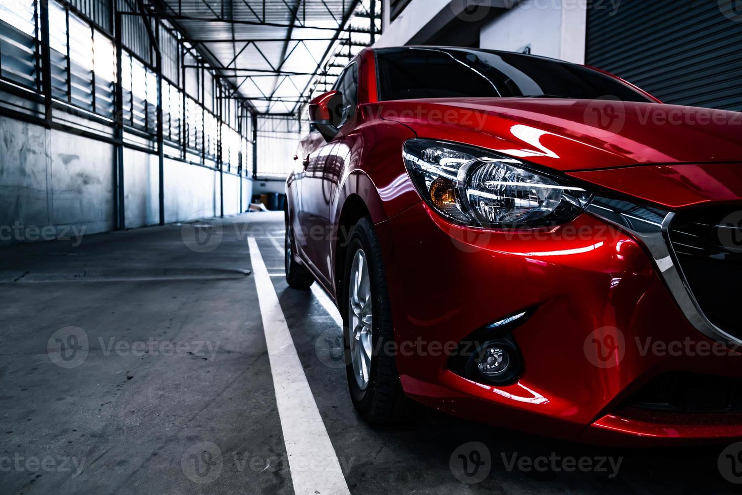 luz trasera del coche color rojo sobre fondo negro para los clientes. usando papel tapiz o fondo para transporte o automóvil automotriz foto