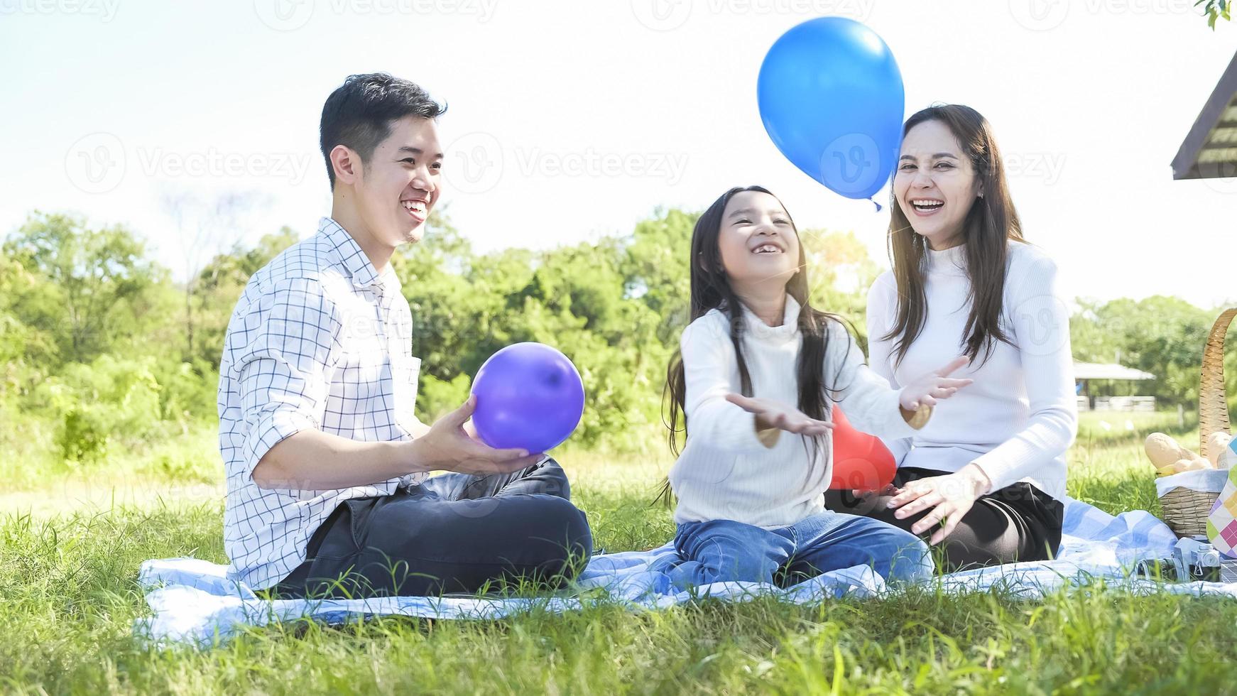 retrato asiático viaje familiar padre madre e hija disfrutan de la relajación jugando globos con la familia al estilo de vida libertad vacaciones familiares caucásico asiático viaje de un día nuevo normol coronavirus covid 19 foto