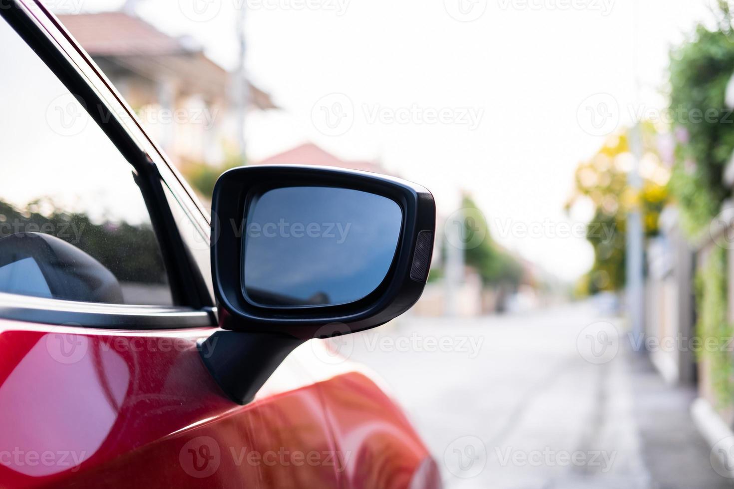 Cerrar coche en la calle Roadtrip automotriz en el fondo del atardecer para el transporte en el servicio del concesionario para viajar al vehículo paisaje automático iluminar el sol para viajar viaje viaje verano y estilo de vida foto