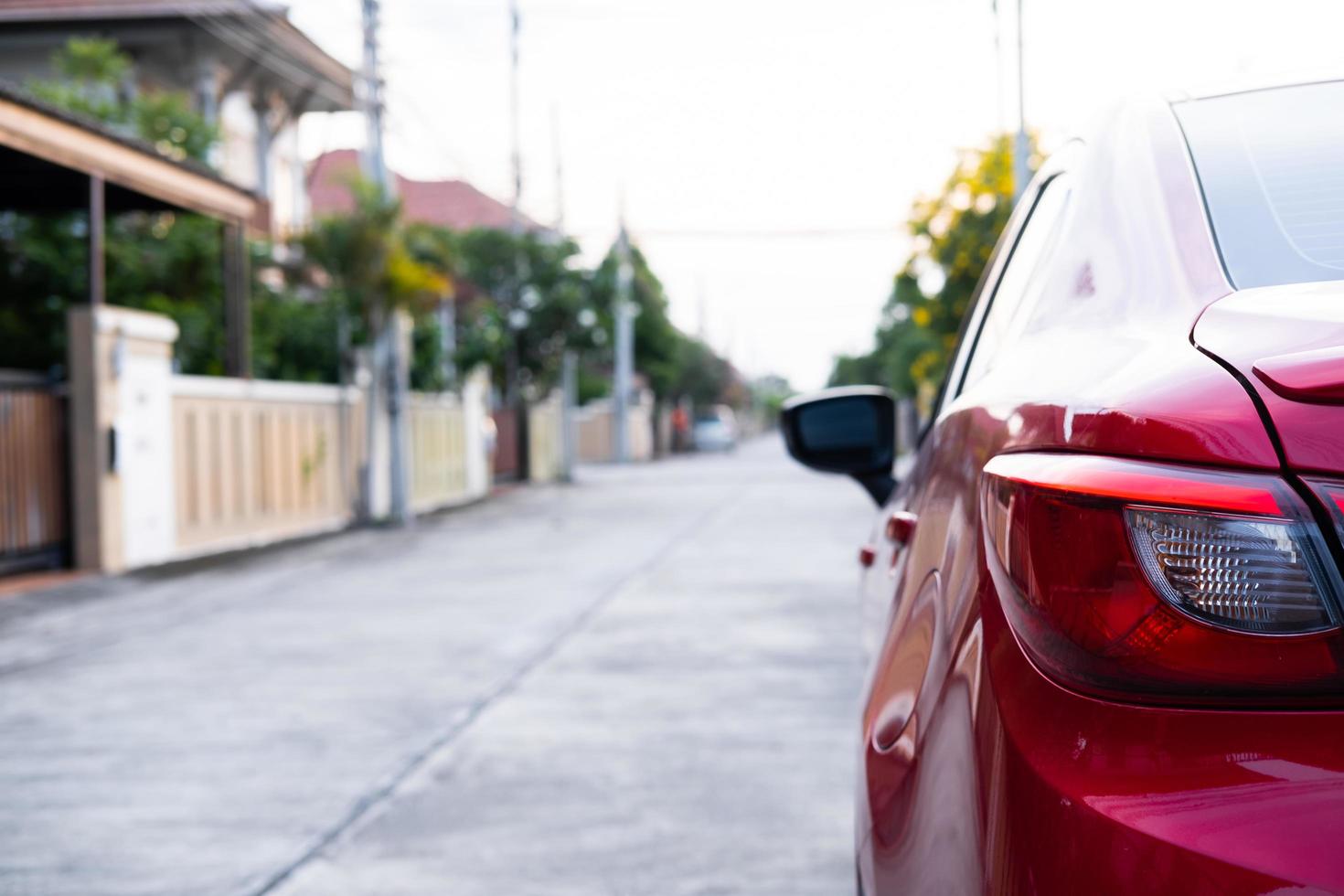 Cerrar coche en la calle Roadtrip automotriz en el fondo del atardecer para el transporte en el servicio del concesionario para viajar al vehículo paisaje automático iluminar el sol para viajar viaje viaje verano y estilo de vida foto