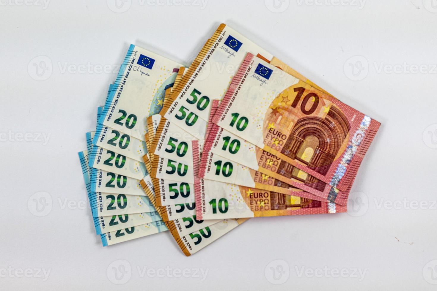 50 20 10 billetes en euros sobre fondo blanco. foto
