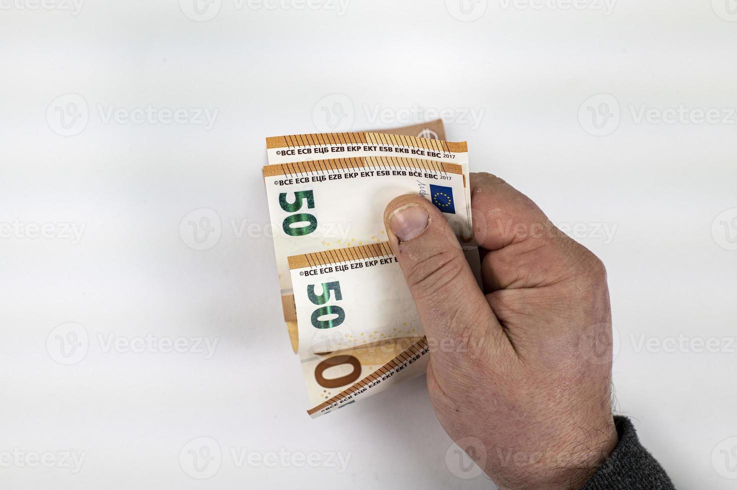 Mano del hombre contando billetes de 50 euros foto