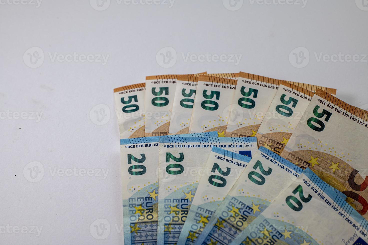 Billetes de 50 y 20 euros en forma de abanico foto