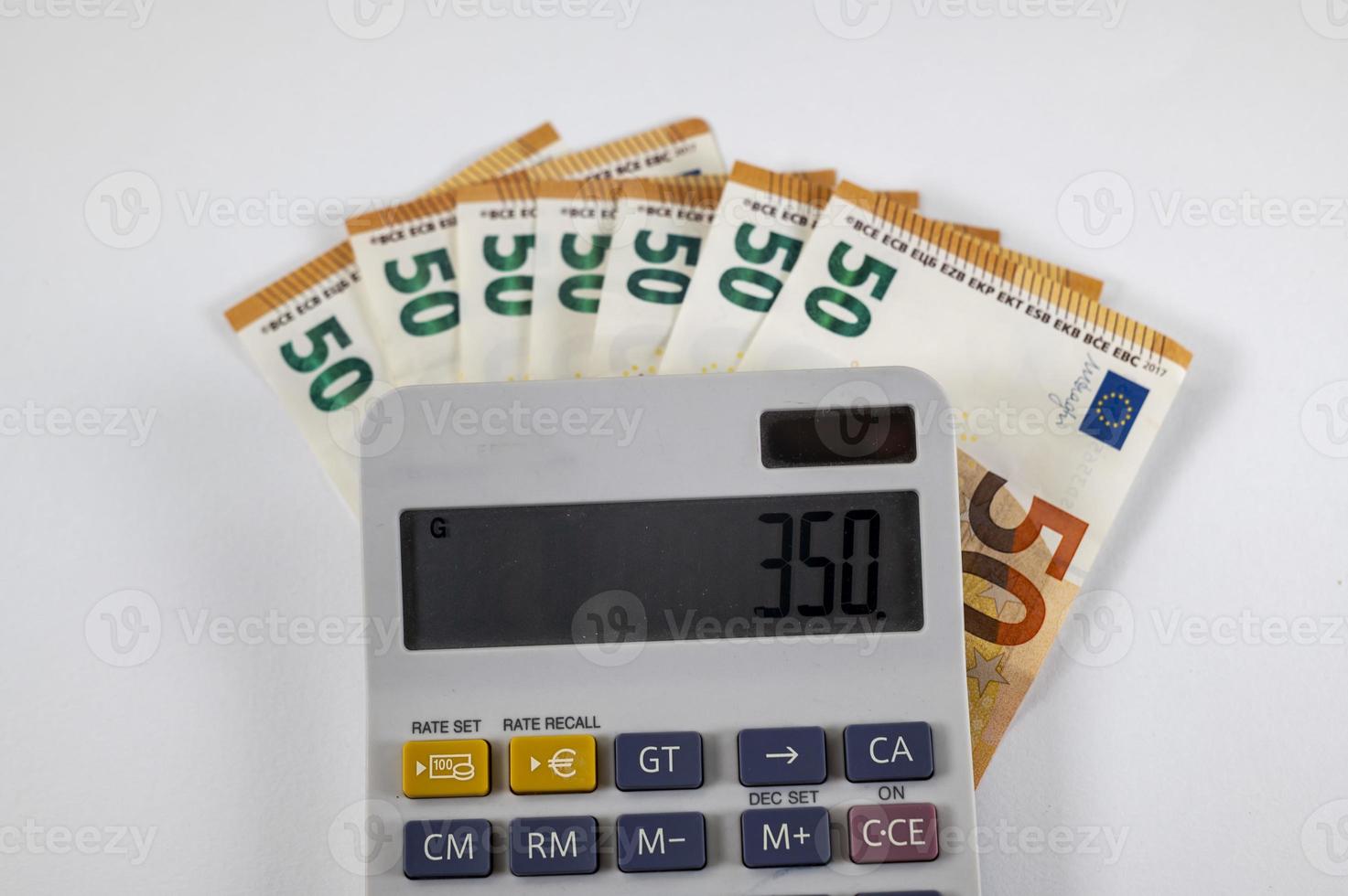 Billetes de 50 euros con calculadora foto