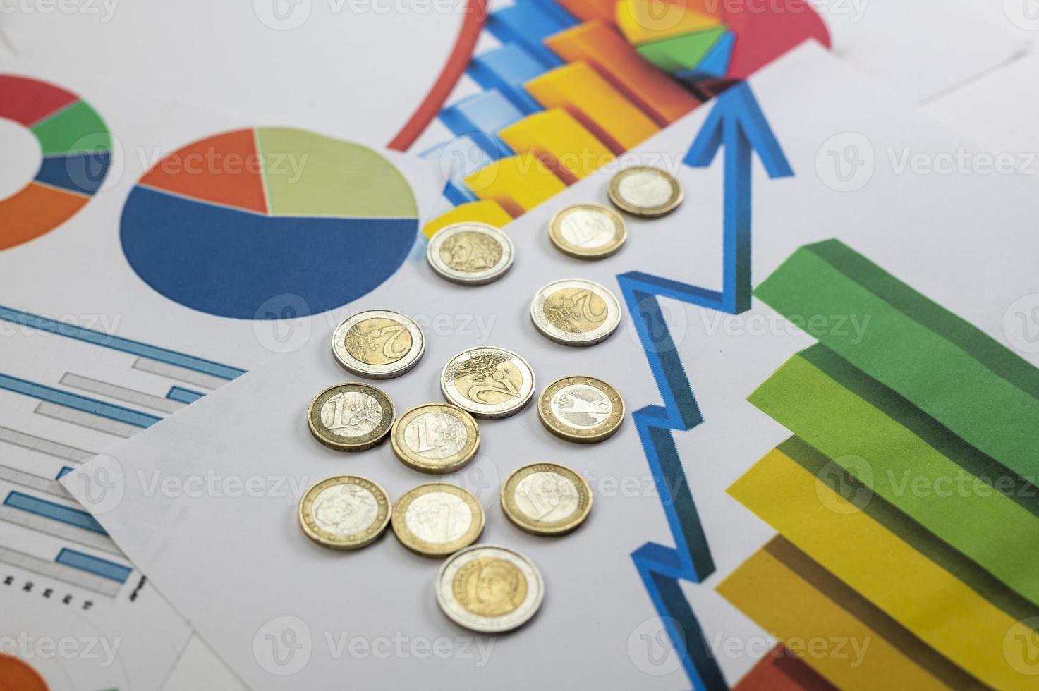 Diferentes denominaciones de monedas de euro con estadísticas. foto