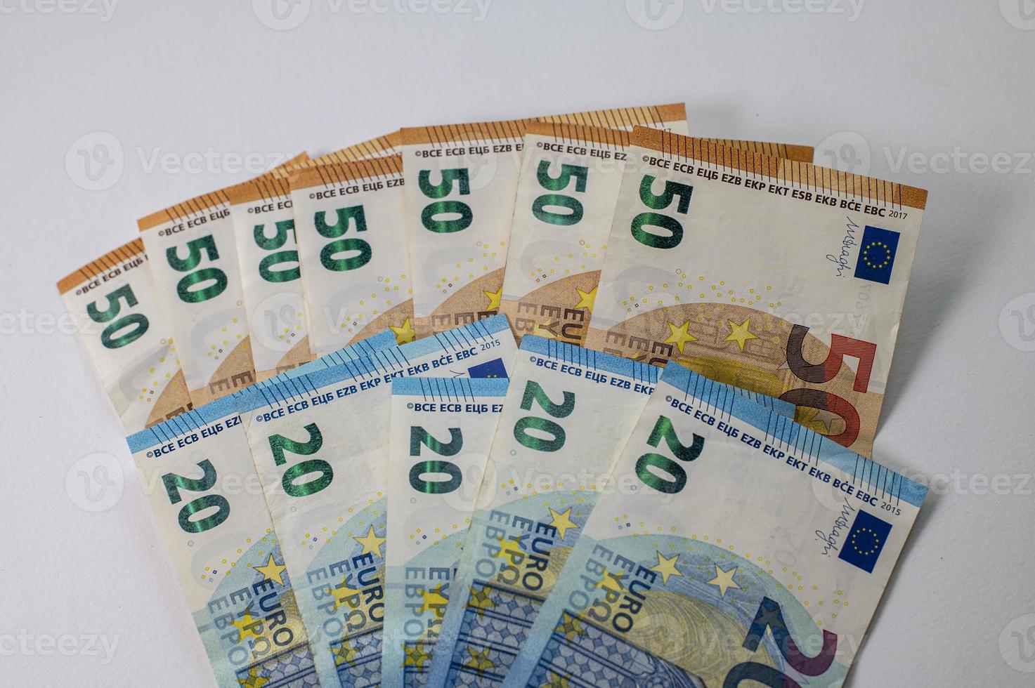 Billetes de 50 y 20 euros en forma de abanico foto