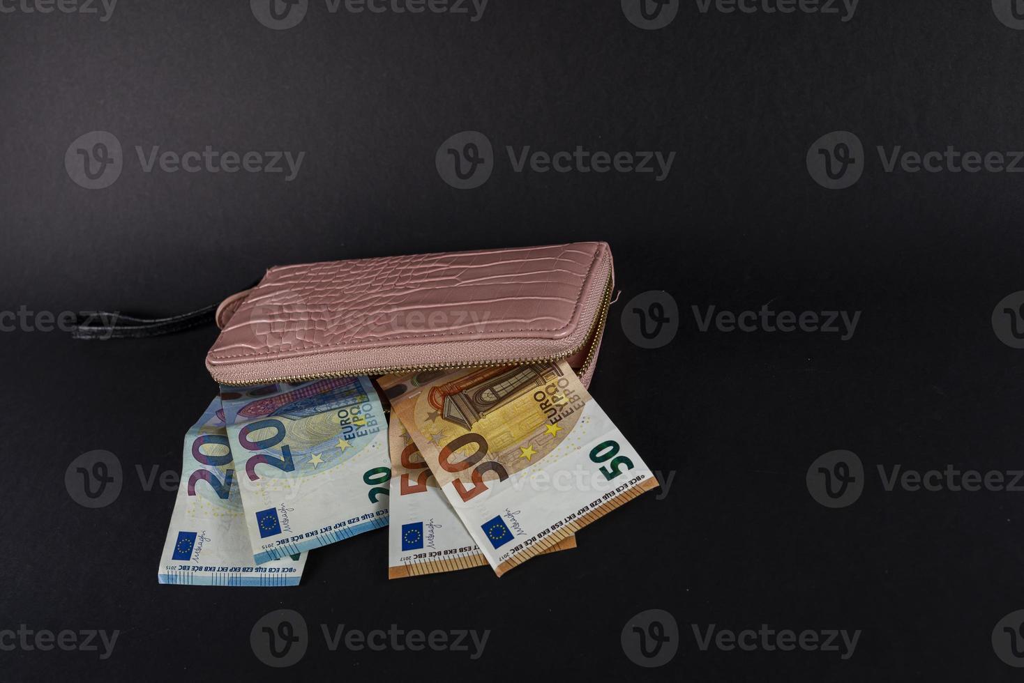 Billetera de mujer en la parte superior de los billetes en euros foto