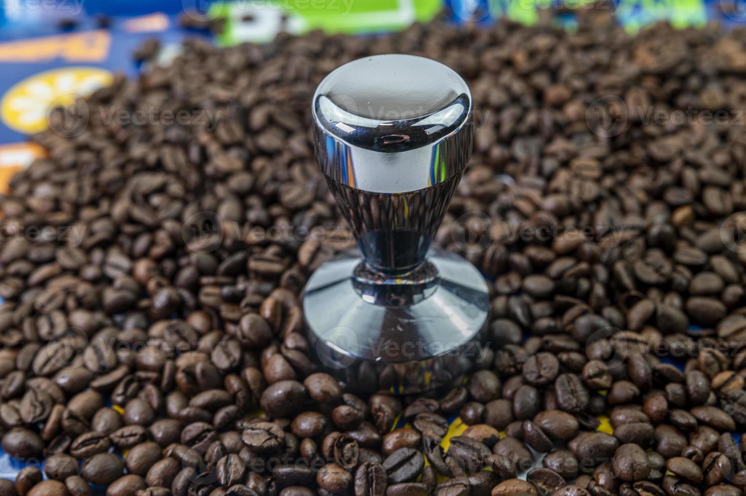 granos de café con prensa de café de acero foto