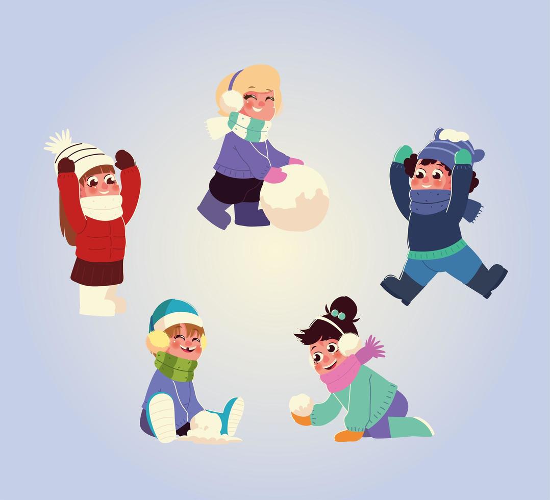 Grupo de niños pequeños con ropa de invierno y bolas de nieve. vector