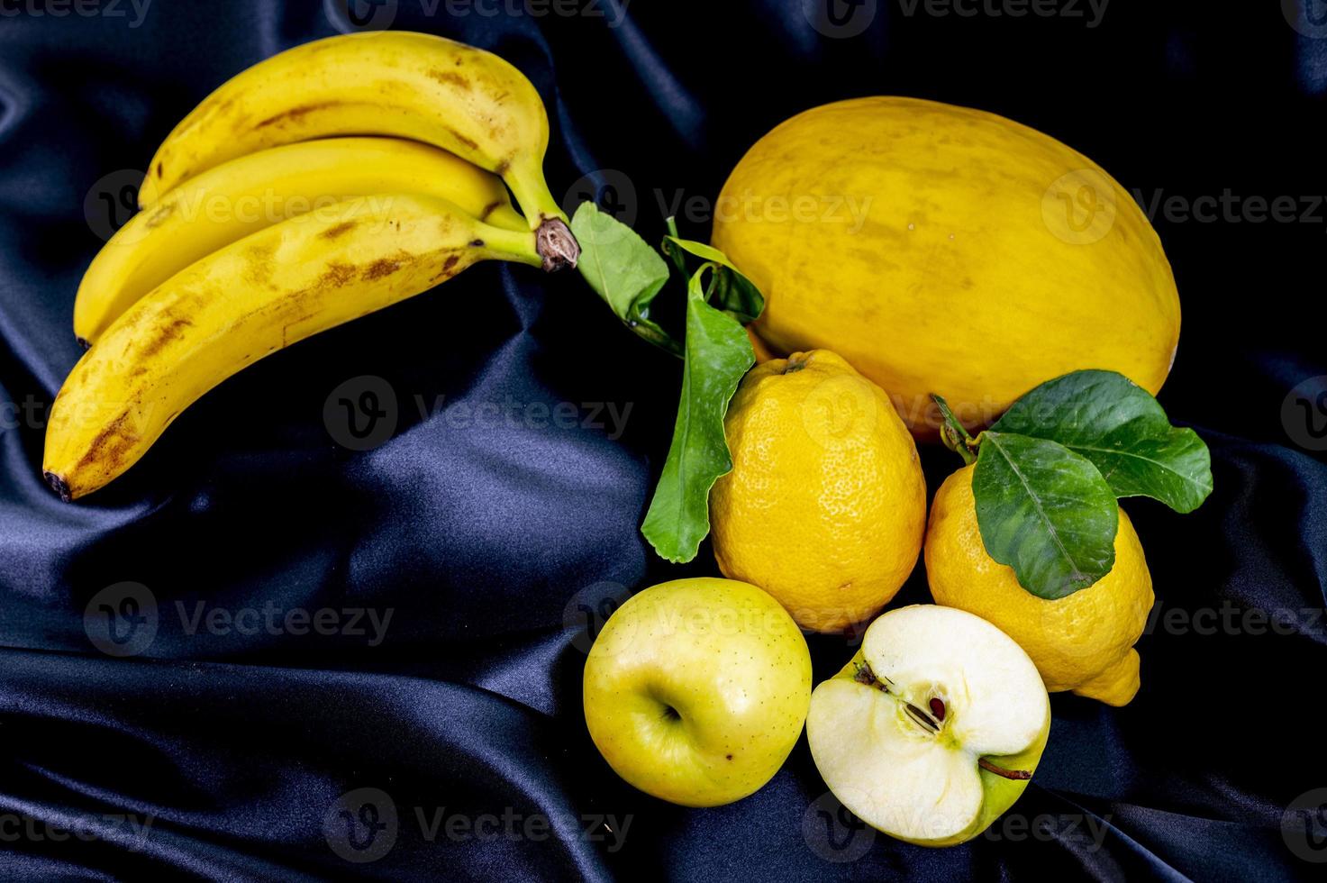 fruta amarilla sobre fondo negro foto