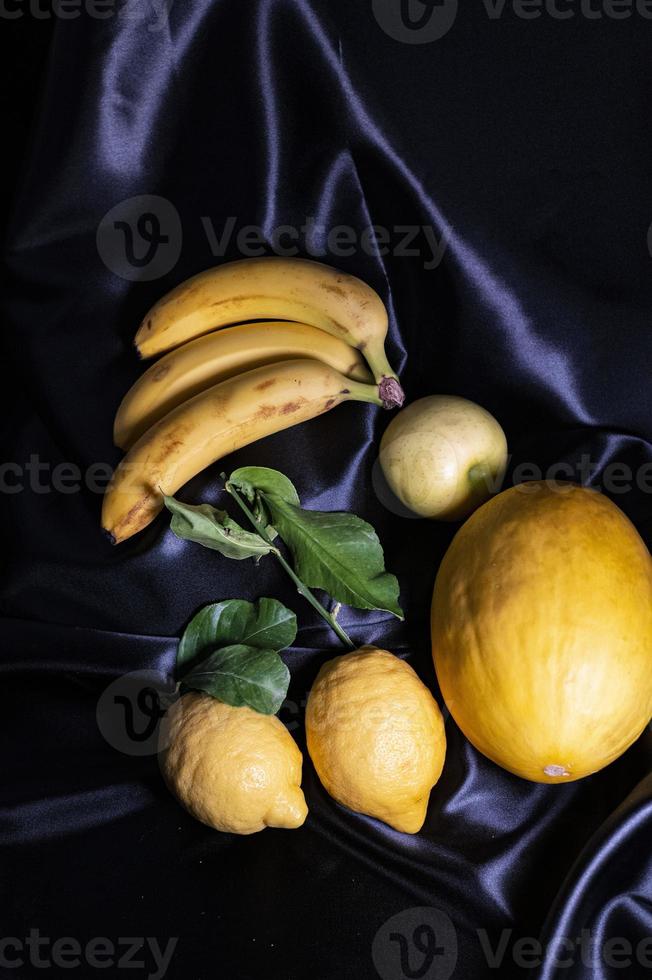 fruta amarilla sobre fondo negro foto