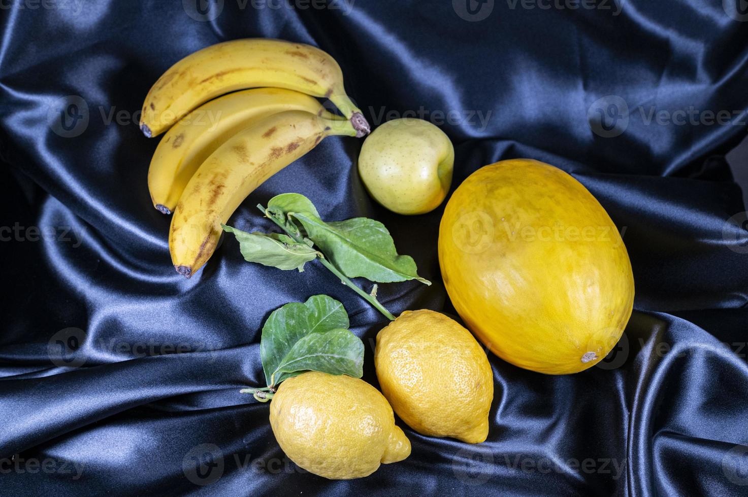 fruta amarilla sobre fondo negro foto