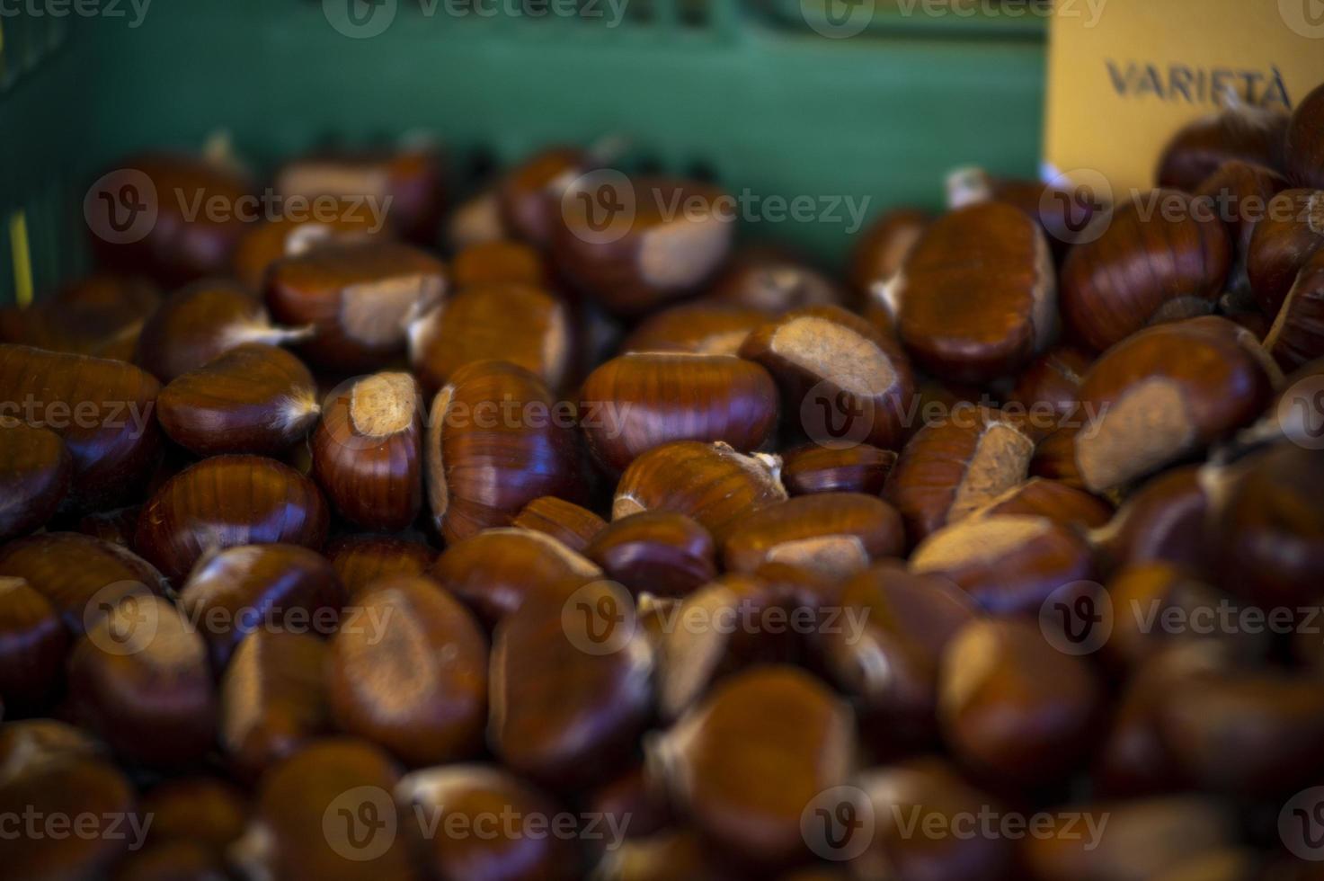 castañas marrones en una caja para la venta foto