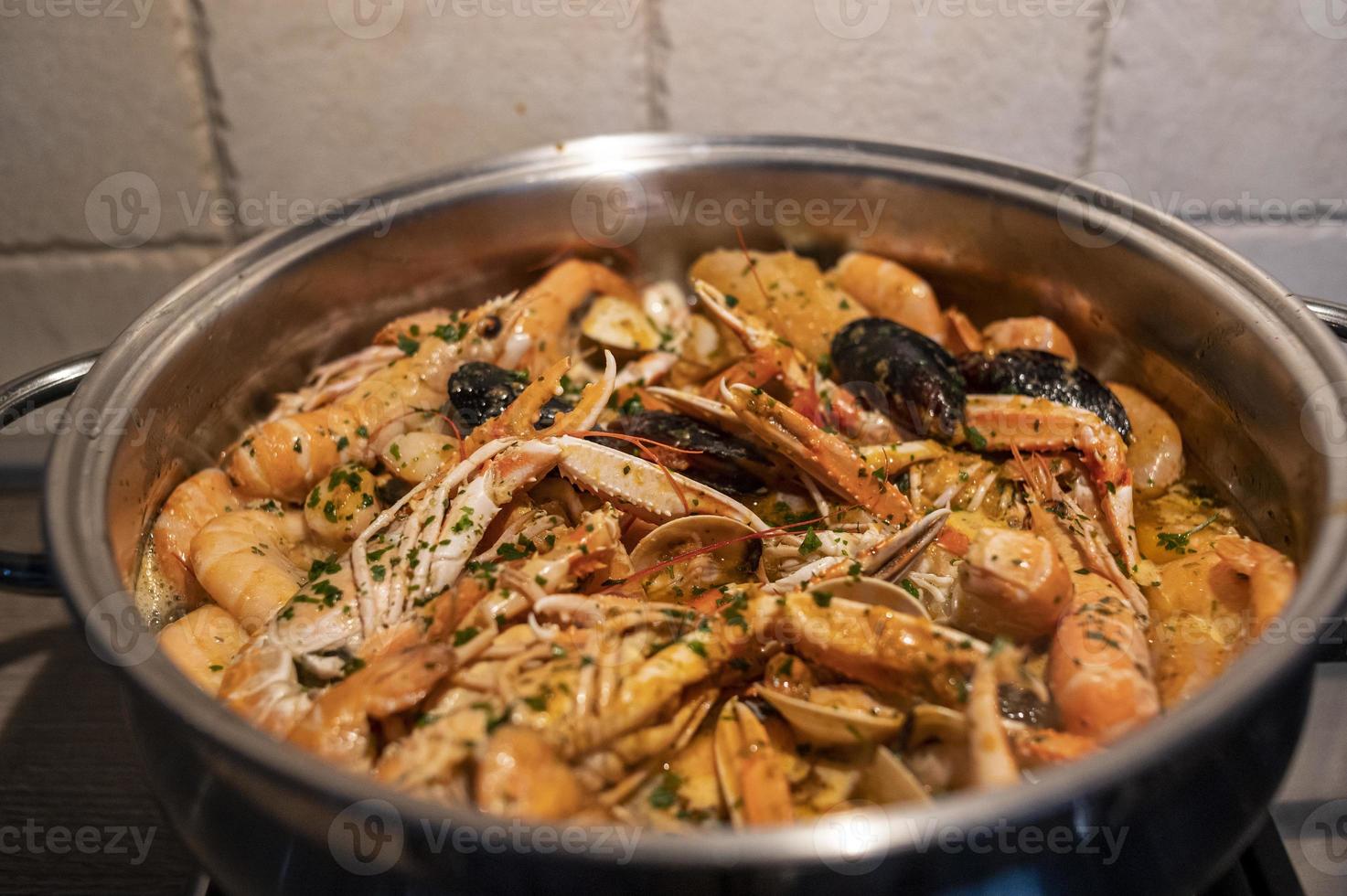 sopa de pescado fresco con gambas y mariscos foto