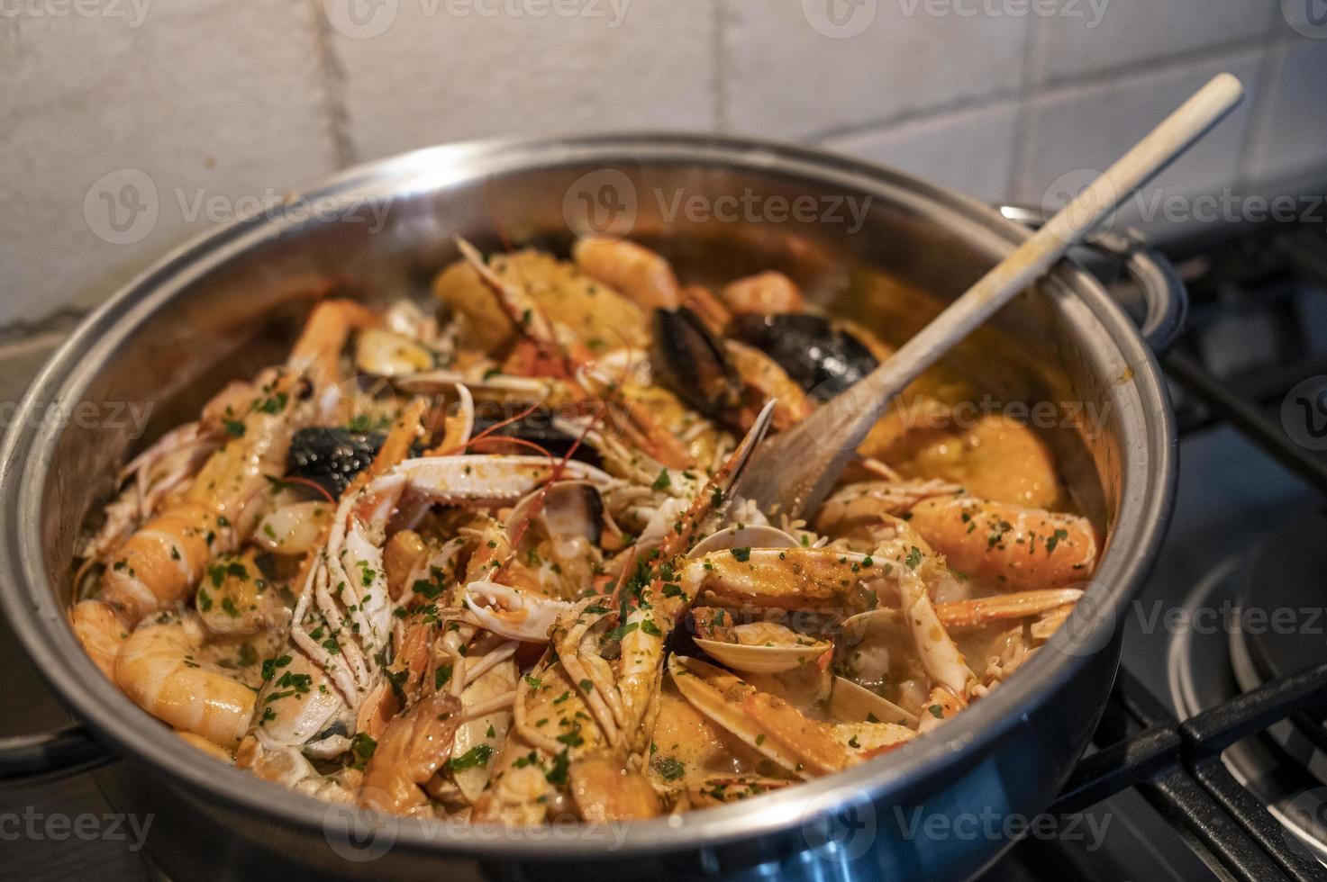 sopa de pescado fresco con gambas y mariscos foto