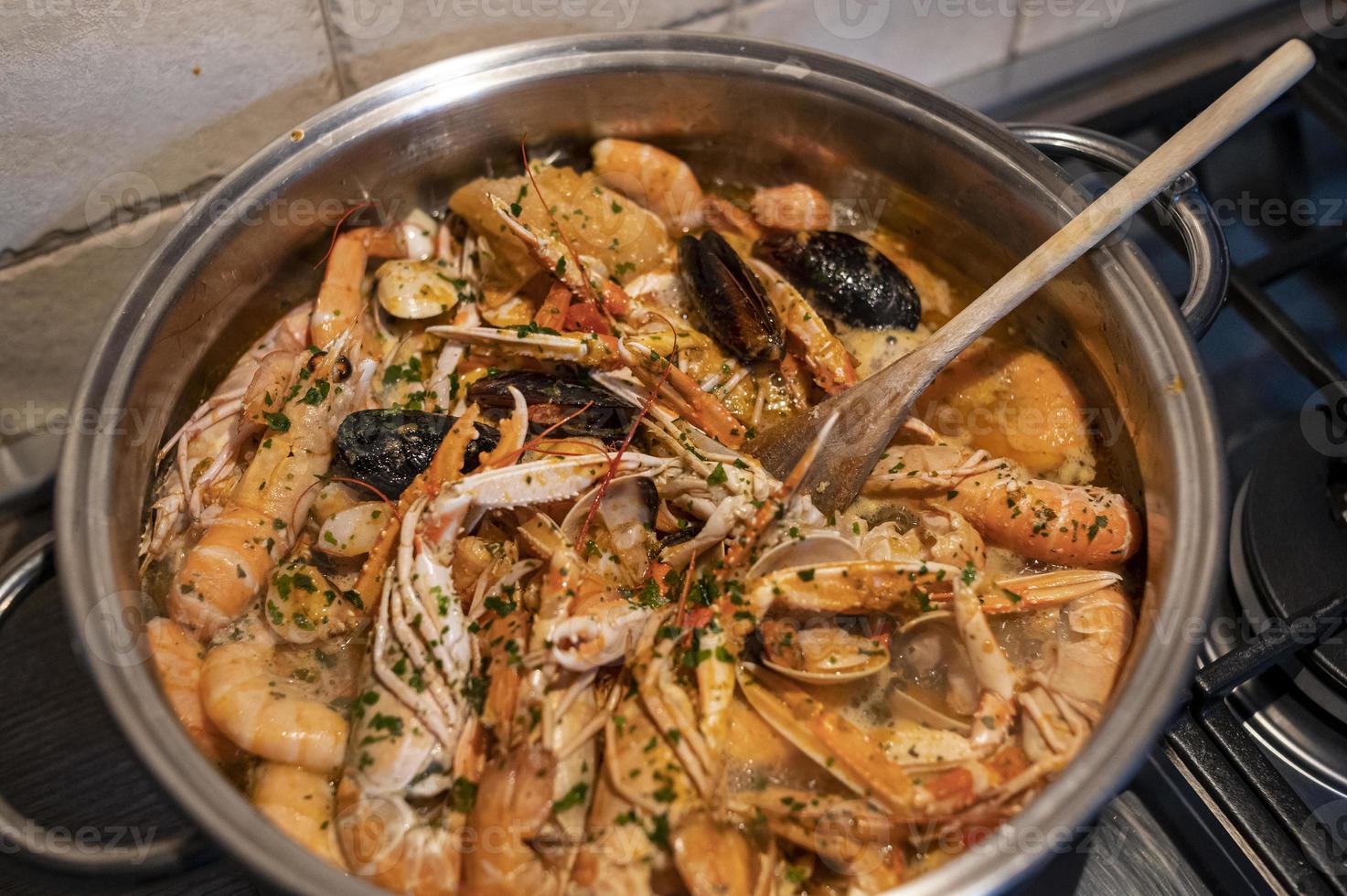 sopa de pescado fresco con gambas y mariscos foto