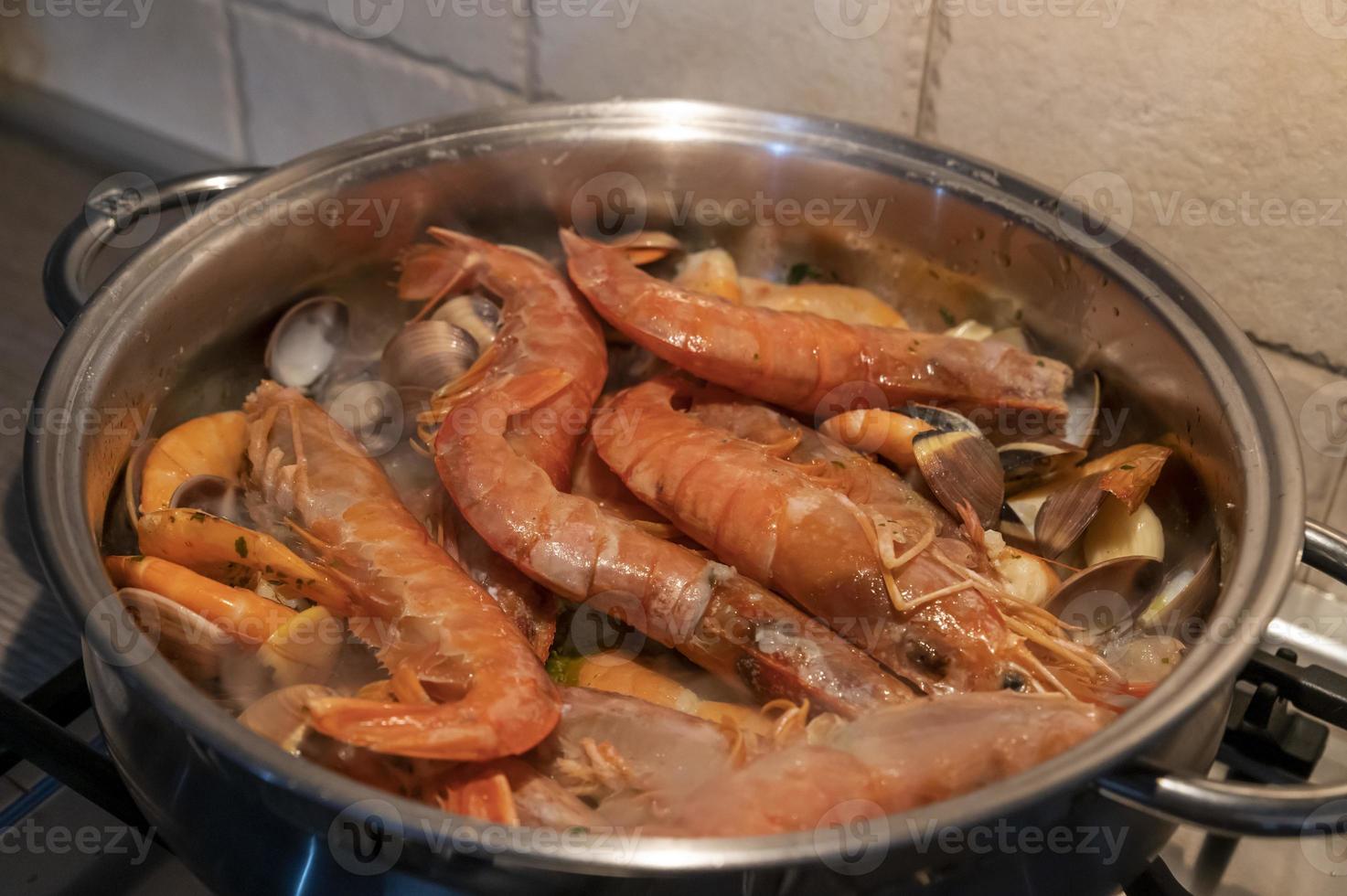 sopa de tomate y pescado con marisco foto