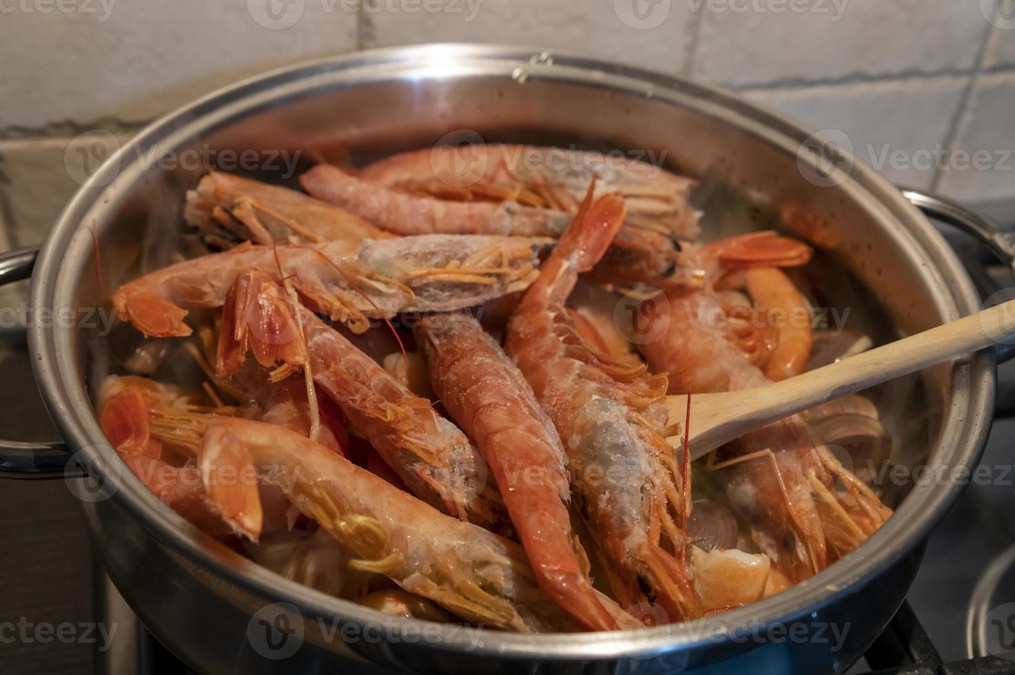 sopa de tomate y pescado con marisco foto