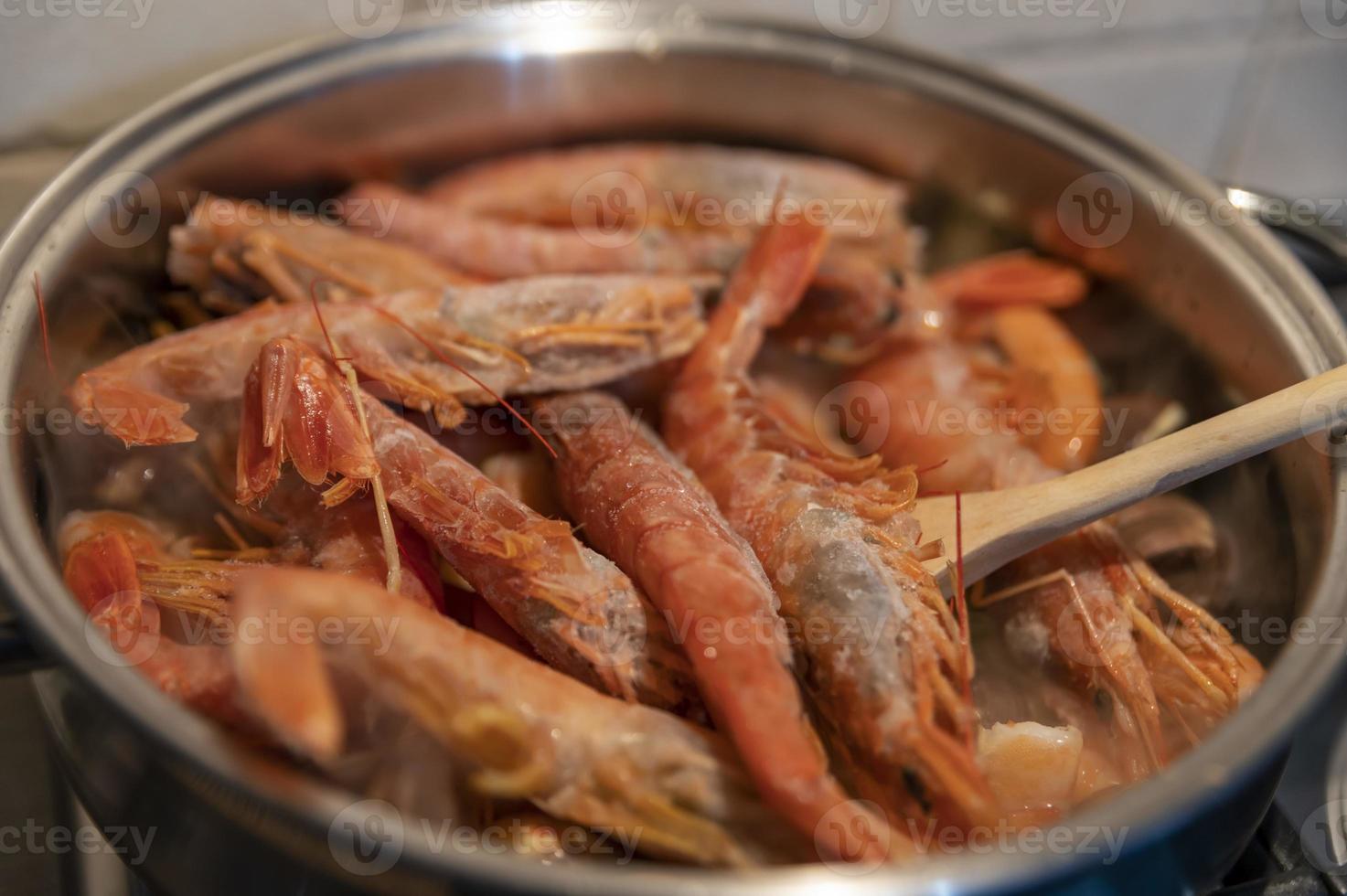 sopa de tomate y pescado con marisco foto